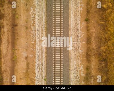 Scatto ad alto angolo della ferrovia nel mezzo del deserto catturato a Nairobi, Kenya Foto Stock