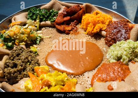 Etiopia, Amhara, Lalibela, Ben Abeba, joint Scots/etiope ristorante di proprietà, Yetsom Beyanetu (a baionetta) servita su Injera Foto Stock