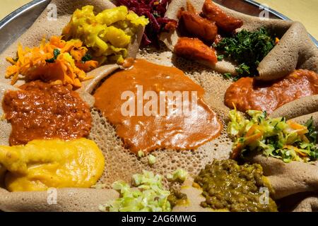 Etiopia, Amhara, Lalibela, Ben Abeba, joint Scots/etiope ristorante di proprietà, Yetsom Beyanetu (a baionetta) servita su Injera Foto Stock