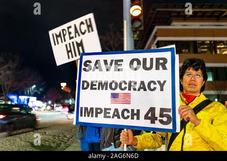 Dic 17, 2019 Mountain View / CA / STATI UNITI D'AMERICA - Protester portando 'Salva la nostra democrazia / Impeach 45' cartellone alla vigilia di impeachment veglia rally detenute in uno dei Foto Stock