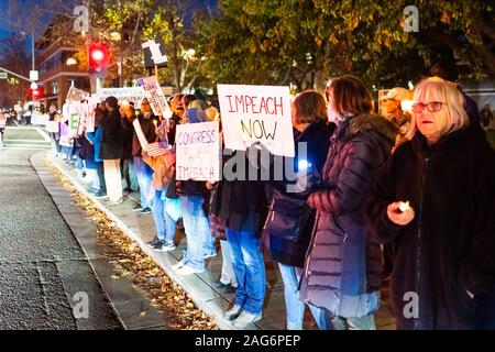 Dic 17, 2019 Mountain View / CA / STATI UNITI D'AMERICA - manifestanti recanti segni all'impeachment Veglia della vigilia rally tenuto in una delle città della baia di San Francisco; Foto Stock