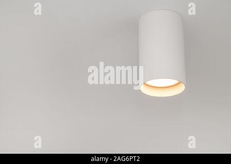Soffitto bianco spot Lampada a forma di tubo. Foto Stock