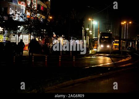 Dicembre 16, 2019: Atene, Grecia. Il 16 dicembre 2019. Il servizio di tram nel centro di Atene. La rete di tram collega il centro di Atene con i quartieri costieri di Faliro e Voula (credito Immagine: © Mohammed Turabi/IMAGESLIVE via ZUMA filo) Foto Stock