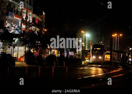 Dicembre 16, 2019: Atene, Grecia. Il 16 dicembre 2019. Il servizio di tram nel centro di Atene. La rete di tram collega il centro di Atene con i quartieri costieri di Faliro e Voula (credito Immagine: © Mohammed Turabi/IMAGESLIVE via ZUMA filo) Foto Stock