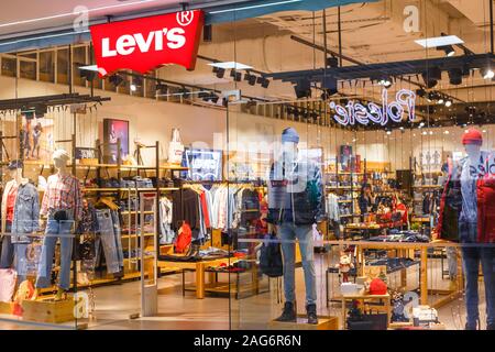 Minsk, Bielorussia - 16 dicembre 2019 Levi's finestra nel centro commerciale Foto Stock