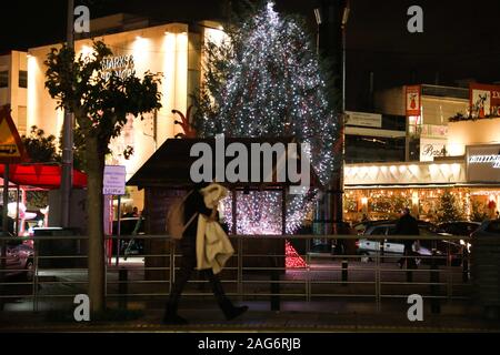 Dicembre 16, 2019: Atene, Grecia. Il 16 dicembre 2019. Il servizio di tram nel centro di Atene. La rete di tram collega il centro di Atene con i quartieri costieri di Faliro e Voula (credito Immagine: © Mohammed Turabi/IMAGESLIVE via ZUMA filo) Foto Stock