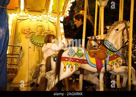 Dicembre 16, 2019: Atene, Grecia. Il 16 dicembre 2019. Il servizio di tram nel centro di Atene. La rete di tram collega il centro di Atene con i quartieri costieri di Faliro e Voula (credito Immagine: © Mohammed Turabi/IMAGESLIVE via ZUMA filo) Foto Stock