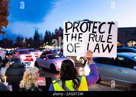 Dic 17, 2019 Mountain View / CA / STATI UNITI D'AMERICA - Proteggere la regola di diritto sollevate targhetta alla vigilia di impeachment veglia rally tenuto in una delle città di San Fra Foto Stock