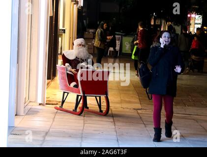 Dicembre 16, 2019: Atene, Grecia. Il 16 dicembre 2019. Il servizio di tram nel centro di Atene. La rete di tram collega il centro di Atene con i quartieri costieri di Faliro e Voula Credito: Mohammed Turabi/IMAGESLIVE/ZUMA filo/Alamy Live News Foto Stock