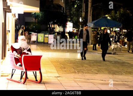 Dicembre 16, 2019: Atene, Grecia. Il 16 dicembre 2019. Il servizio di tram nel centro di Atene. La rete di tram collega il centro di Atene con i quartieri costieri di Faliro e Voula (credito Immagine: © Mohammed Turabi/IMAGESLIVE via ZUMA filo) Foto Stock