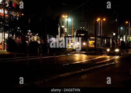 Dicembre 16, 2019: Atene, Grecia. Il 16 dicembre 2019. Il servizio di tram nel centro di Atene. La rete di tram collega il centro di Atene con i quartieri costieri di Faliro e Voula (credito Immagine: © Mohammed Turabi/IMAGESLIVE via ZUMA filo) Foto Stock