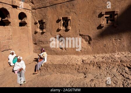 Etiopia, Amhara Region, Lalibela, Bet Maryam chiesa, le donne sedevano fuori nel sole mattutino Foto Stock