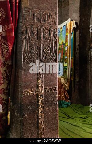 Etiopia, Amhara Region, Lalibela, all'interno di scommessa Maryam Chiesa pilastro in pietra con scolpito cruciforme design verniciato Foto Stock