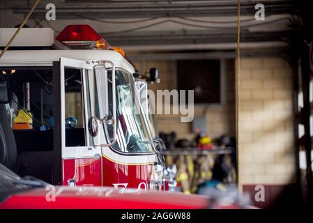 Primo piano di un camion con una porta aperta e. uno sfondo sfocato Foto Stock