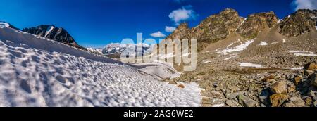 Vista panoramica di un pendio di neve in alta quota plateau, l'Ortles con i vertici di Ortles e Gran Zebrù a distanza Foto Stock