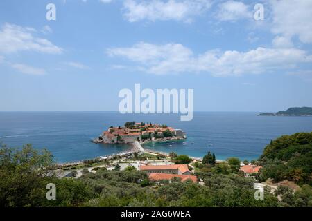 Vista dall'alto di Sveti Stefan e località di Sveti Stefan vicino isolotto di Budva, Montenegro. Foto Stock