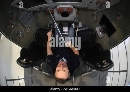 Il 10 dicembre 2019, Renania settentrionale-Vestfalia, Colonia: astronauta Matthias Maurer si siede in un modulo del corso di formazione di una capsula Soyuz presso l'astronauta europeo Centro (EAC) sul SEC locali. Foto: Felix Hörhager/dpa Foto Stock