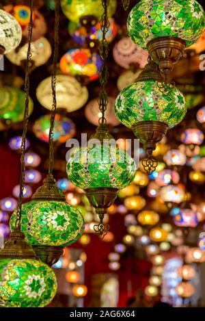 Lampada turca o marocchina lanterna, stile orientale, lampade decorative in un negozio, in un villaggio globale, Dubai, Emirati Arabi Uniti Foto Stock