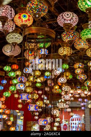 Lampada turca o marocchina lanterna, stile orientale, lampade decorative in un negozio, in un villaggio globale, Dubai, Emirati Arabi Uniti Foto Stock