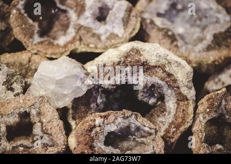 Primo piano di splendide rocce di cristallo con sfondo sfocato Foto Stock