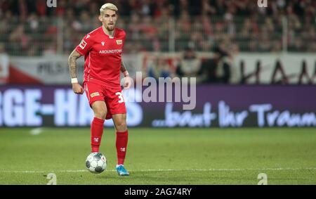 Berlino, Germania. Xvii Dec, 2019. Calcio: Bundesliga, 1° FC Union Berlin - 1899 Hoffenheim, xvi giornata, stadio presso la Alte Försterei. Robert Andrich dall Unione Europea Berlino gioca la palla. Credito: Andreas Gora/dpa - NOTA IMPORTANTE: In conformità con i requisiti del DFL Deutsche Fußball Liga o la DFB Deutscher Fußball-Bund, è vietato utilizzare o hanno utilizzato fotografie scattate allo stadio e/o la partita in forma di sequenza di immagini e/o video-come sequenze di foto./dpa/Alamy Live News Foto Stock