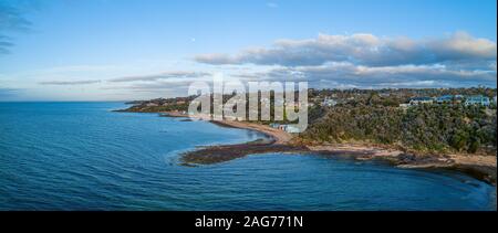 Panoramica aerea di Mount Eliza costa al tramonto. Melbourne, Australia Foto Stock