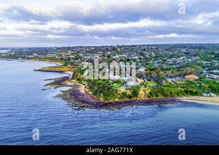 Vista aerea del monte Eliza costa al crepuscolo. Penisola di Mornington, Melbourne, Australia Foto Stock