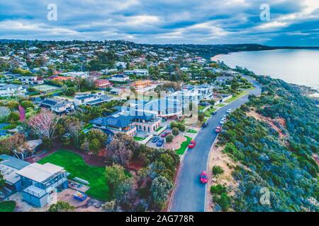 Mount Eliza residenze di lusso al tramonto - vista aerea. Melbourne, Austrlaia Foto Stock