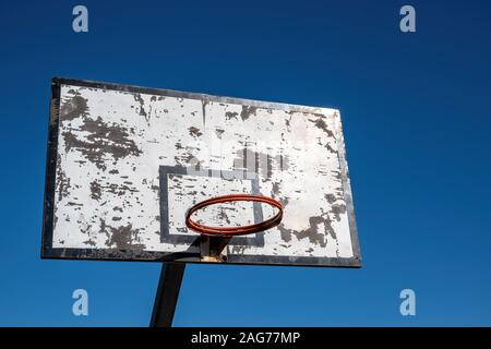 Primo piano della vecchia Basketball hoop contro il cielo blu Foto Stock