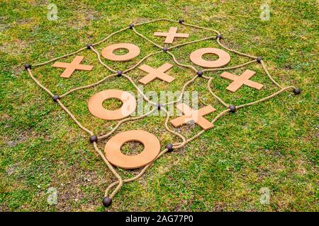 Grandi tic tac toe gioco cantiere posto sull'erba Foto Stock