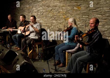 Ceilidh Banditos in concerto a Eilean Eisdeal Hall, Easdale Isola, Argyll. Easdale Scozia era la più piccola permanentemente abitato delle Ebridi Interne isola con una popolazione permanente di circa 60 persone nel 2019. L isola è stata auto gratuito e accessibile dalla vicina isola di Seil da un traghetto passeggeri. Era la posizione del mondo annuale Stone scrematura campionati che si è tenuto a settembre in uno dei allagato ex cave sull'isola. Foto Stock