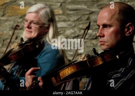 Ceilidh Banditos in concerto a Eilean Eisdeal Hall, Easdale Isola, Argyll. Easdale Scozia era la più piccola permanentemente abitato delle Ebridi Interne isola con una popolazione permanente di circa 60 persone nel 2019. L isola è stata auto gratuito e accessibile dalla vicina isola di Seil da un traghetto passeggeri. Era la posizione del mondo annuale Stone scrematura campionati che si è tenuto a settembre in uno dei allagato ex cave sull'isola. Foto Stock