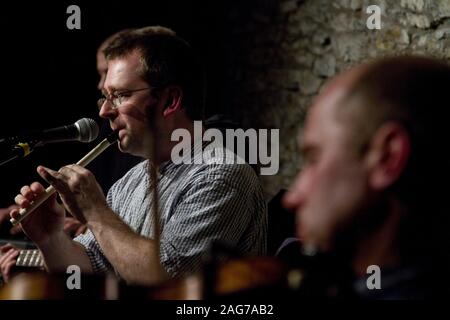 Ceilidh Banditos in concerto a Eilean Eisdeal Hall, Easdale Isola, Argyll. Easdale Scozia era la più piccola permanentemente abitato delle Ebridi Interne isola con una popolazione permanente di circa 60 persone nel 2019. L isola è stata auto gratuito e accessibile dalla vicina isola di Seil da un traghetto passeggeri. Era la posizione del mondo annuale Stone scrematura campionati che si è tenuto a settembre in uno dei allagato ex cave sull'isola. Foto Stock