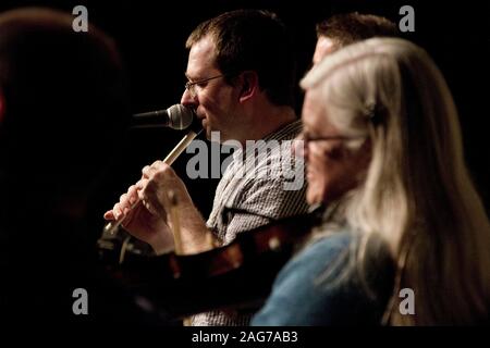 Ceilidh Banditos in concerto a Eilean Eisdeal Hall, Easdale Isola, Argyll. Easdale Scozia era la più piccola permanentemente abitato delle Ebridi Interne isola con una popolazione permanente di circa 60 persone nel 2019. L isola è stata auto gratuito e accessibile dalla vicina isola di Seil da un traghetto passeggeri. Era la posizione del mondo annuale Stone scrematura campionati che si è tenuto a settembre in uno dei allagato ex cave sull'isola. Foto Stock