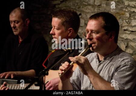 Ceilidh Banditos in concerto a Eilean Eisdeal Hall, Easdale Isola, Argyll. Easdale Scozia era la più piccola permanentemente abitato delle Ebridi Interne isola con una popolazione permanente di circa 60 persone nel 2019. L isola è stata auto gratuito e accessibile dalla vicina isola di Seil da un traghetto passeggeri. Era la posizione del mondo annuale Stone scrematura campionati che si è tenuto a settembre in uno dei allagato ex cave sull'isola. Foto Stock