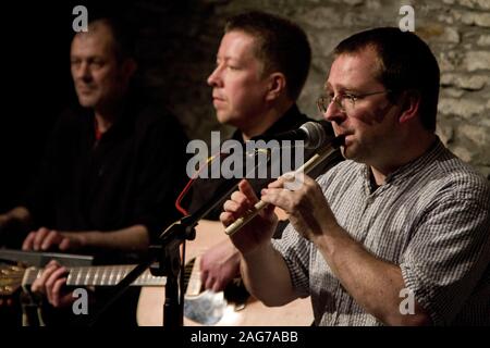 Ceilidh Banditos in concerto a Eilean Eisdeal Hall, Easdale Isola, Argyll. Easdale Scozia era la più piccola permanentemente abitato delle Ebridi Interne isola con una popolazione permanente di circa 60 persone nel 2019. L isola è stata auto gratuito e accessibile dalla vicina isola di Seil da un traghetto passeggeri. Era la posizione del mondo annuale Stone scrematura campionati che si è tenuto a settembre in uno dei allagato ex cave sull'isola. Foto Stock