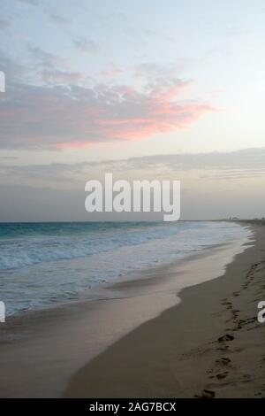 Una vista di una appartata spiaggia tropicale in Capo Verde al tramonto Foto Stock