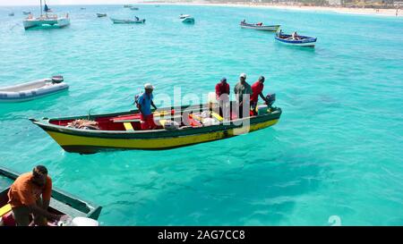 Santa Maria, Sal /Isole di Capo Verde - 19. Novembre, 2015: i pescatori africani tornare alla porta sul Capo Verde Isola di Sal dopo una giornata di pesca Foto Stock