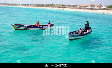 Santa Maria, Sal /Isole di Capo Verde - 19. Novembre, 2015: i pescatori africani tornare alla porta sul Capo Verde Isola di Sal dopo una giornata di pesca Foto Stock