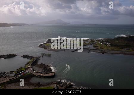 Easdale Scozia era la più piccola permanentemente abitato delle Ebridi Interne isola con una popolazione permanente di circa 60 persone nel 2019. L isola è stata auto gratuito e accessibile dalla vicina isola di Seil da un traghetto passeggeri. Era la posizione del mondo annuale Stone scrematura campionati che si è tenuto a settembre in uno dei allagato ex cave sull'isola. Foto Stock