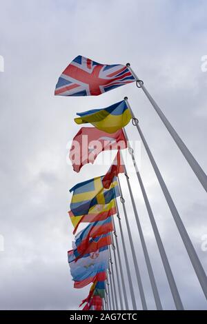 Vista verticale delle bandiere dei paesi membri del Consiglio d Europa a Strasburgo Foto Stock