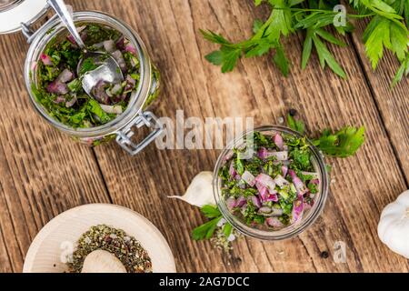 Freschi Fatti in casa Chimichurri come dettagliato di close-up shot (messa a fuoco selettiva) Foto Stock