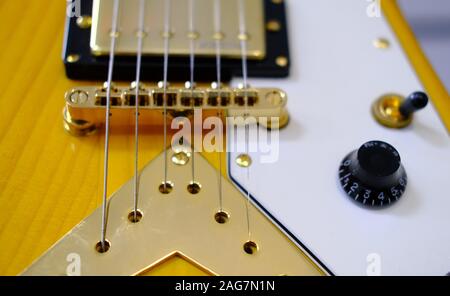 Colpo di closeup ad alto angolo delle corde di un elettrico chitarra Foto Stock