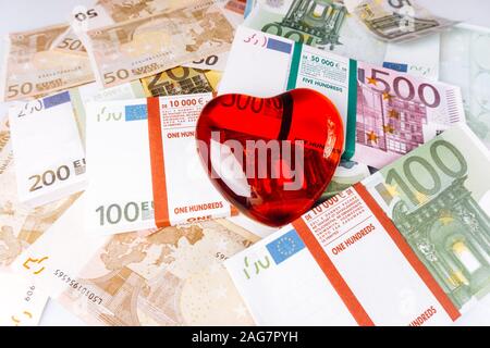 Forma di cuore sulle banconote in euro. Il cuore si trova sulle banconote in euro. Cuore con banconote. Foto Stock