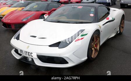 Tre quarti frontale di un bianco, 2015,Ferrari 458 Speciale sul display in Ferrari Owners Club della zona di GB, a 2019 Silverstone Classic Foto Stock