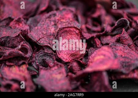 La barbabietola rossa fresca Chips come dettagliato di close-up shot (messa a fuoco selettiva) Foto Stock