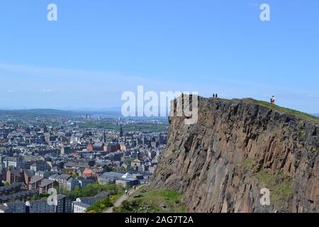 Foto ad alto angolo di Salisbury Craigs a Edimburgo, Scozia Foto Stock