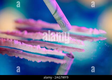 Colonia, Deutschland. Xvi Dec, 2019. La cocaina con una lama di rasoio e banca nota | Utilizzo di credito in tutto il mondo: dpa/Alamy Live News Foto Stock