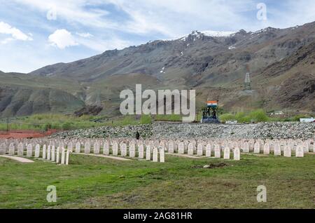 Veer Bhoomi mostra epitaffi in memoria di soldati che hanno fatto il sacrificio supremo durante L'Operazione Vijay al Kargil War Memorial, Dras, India Foto Stock