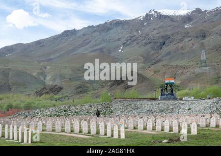 Veer Bhoomi mostra epitaffi in memoria di soldati che hanno fatto il sacrificio supremo durante L'Operazione Vijay al Kargil War Memorial, Dras, India Foto Stock